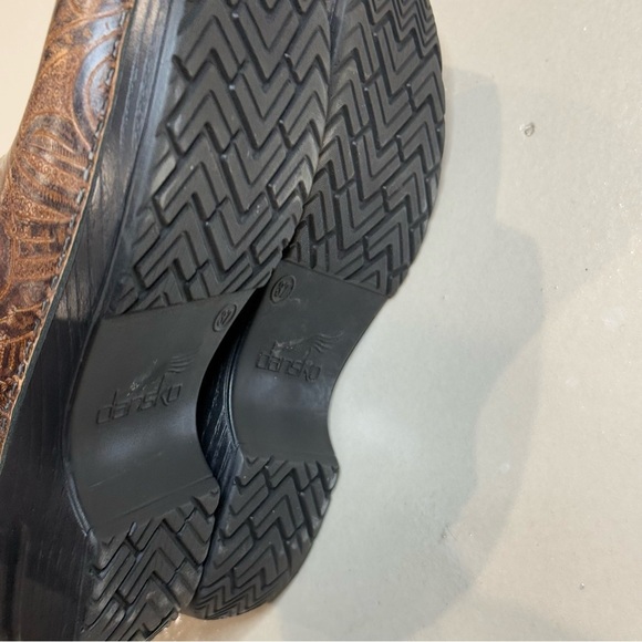 Dansko Women’s clogs Size 37 Brown Tooled Clogs Embossed Floral Nursing Shoes - Picture 6 of 8